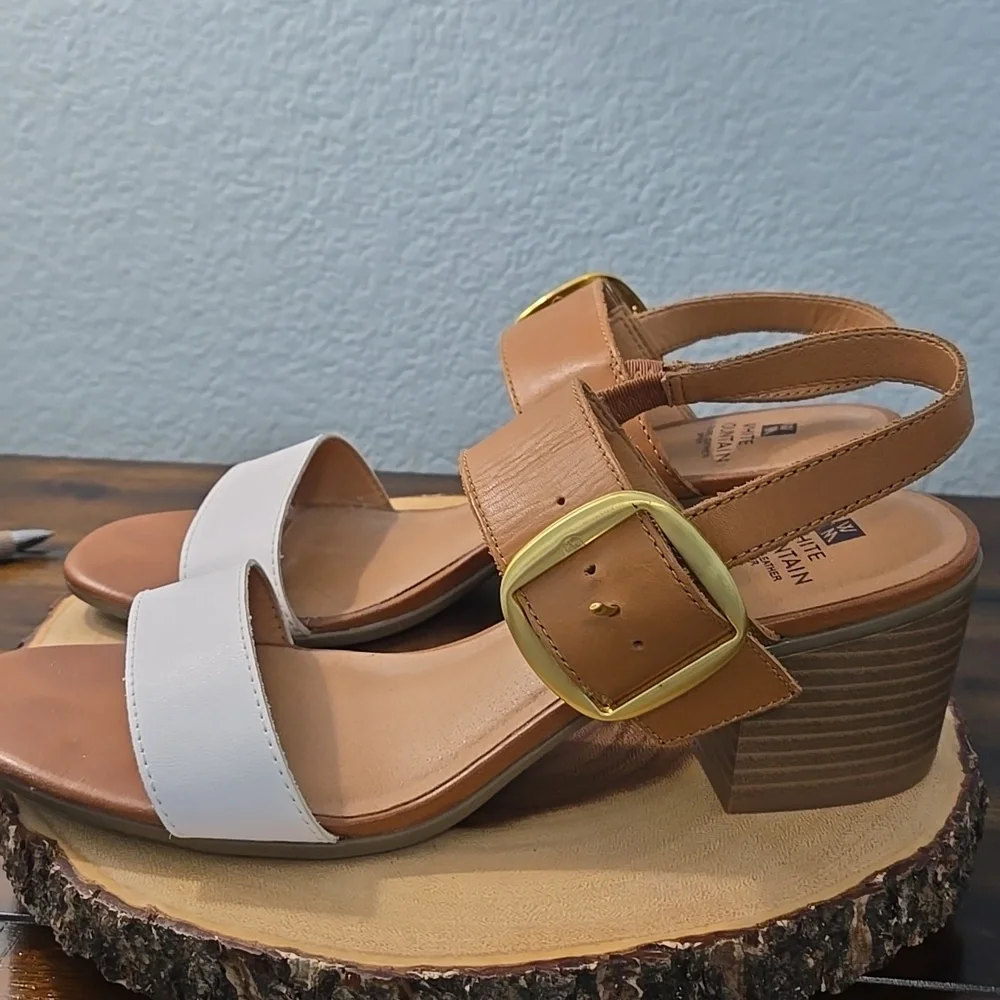 WHITE MOUNTAIN Lamar Tan & White Leather Buckle Stacked Heeled Sandals Sz 10